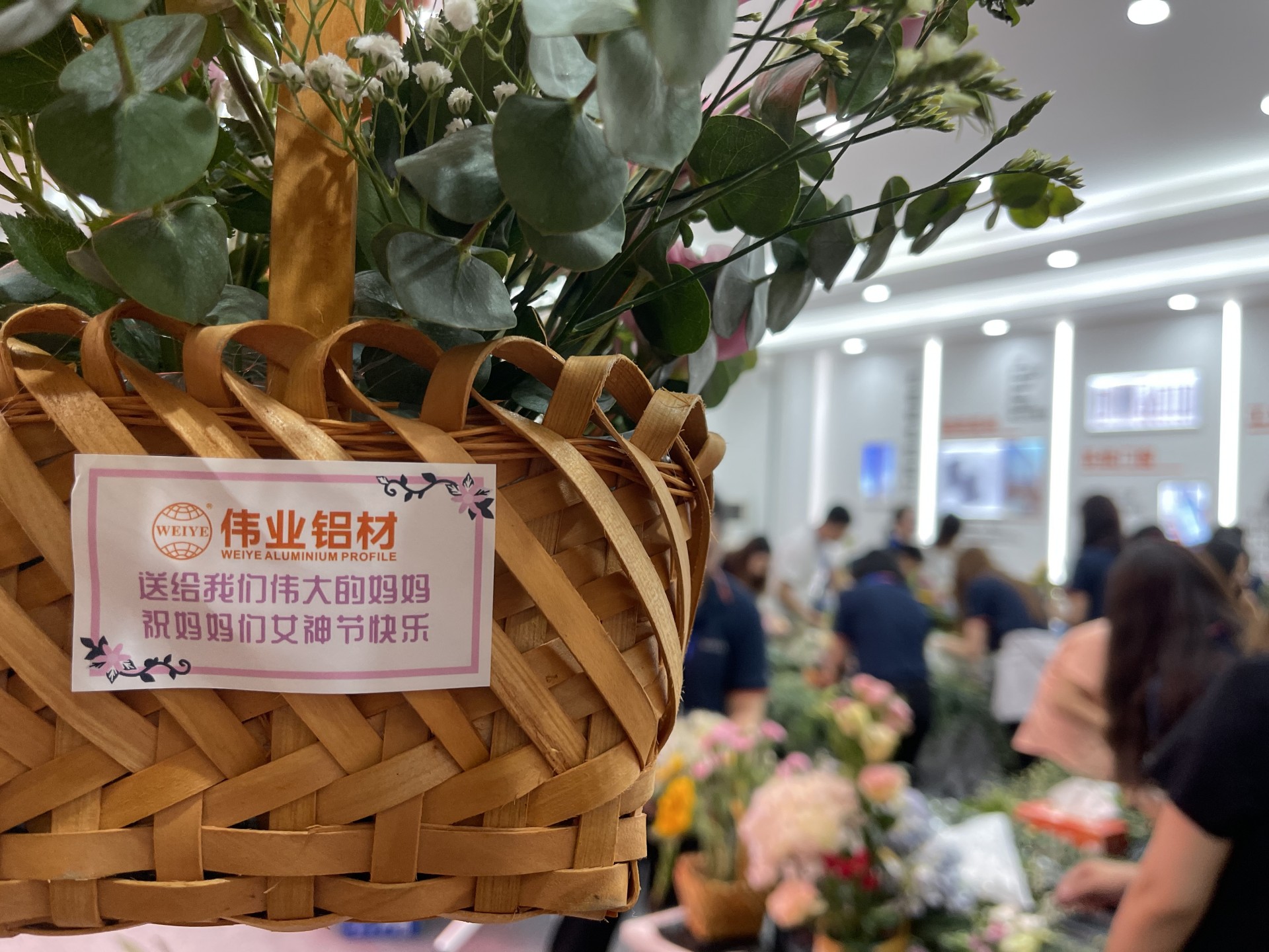 新宝GG铝材 | 送她小花花，，，，，，，，把爱给妈妈